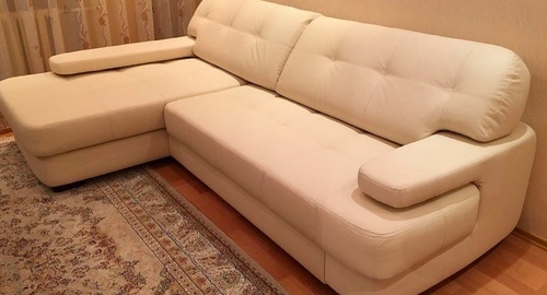 Обивка углового дивана.  Новая Ладога